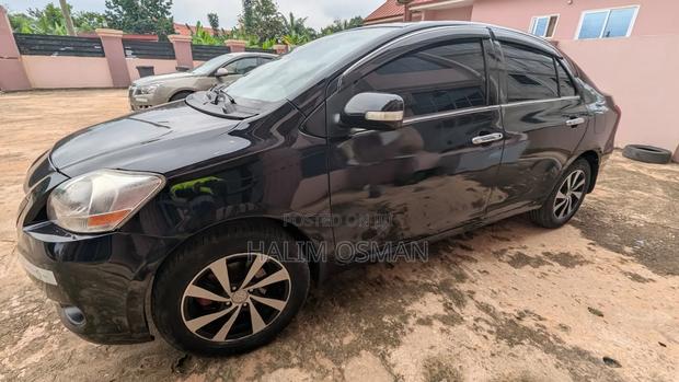 Toyota Yaris 2012 Black