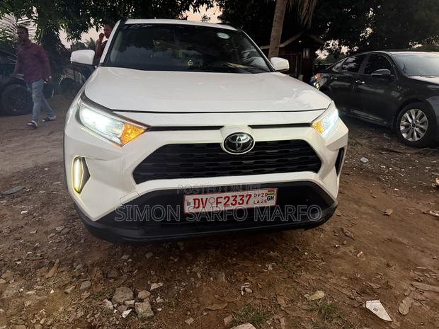 Toyota RAV4 LE 2021 White