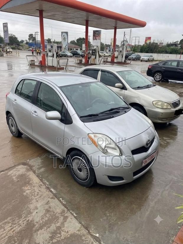 Toyota Yaris Base Sedan 4dr 2010 Silver