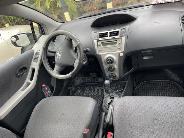 Toyota Yaris Base Sedan 4dr 2010 Silver