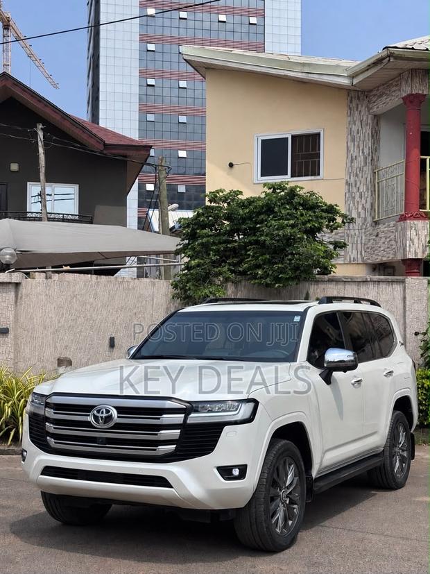 Toyota Land Cruiser LC300 2023 White
