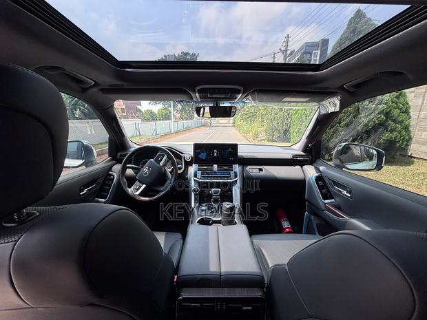Toyota Land Cruiser LC300 2023 White