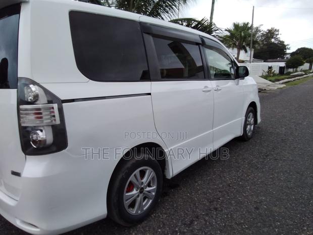 Toyota Voxy X L Edition 4WD 8-Seater 2011 White