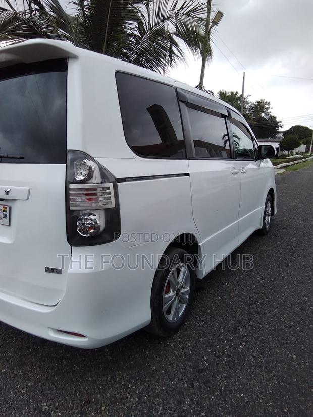 Toyota Voxy X L Edition 4WD 8-Seater 2011 White