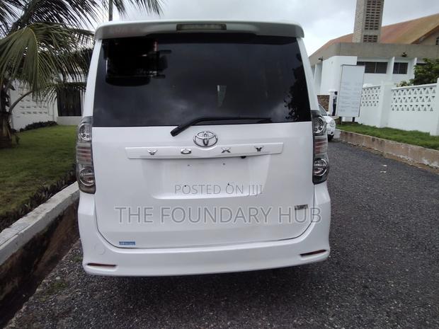 Toyota Voxy X L Edition 4WD 8-Seater 2011 White