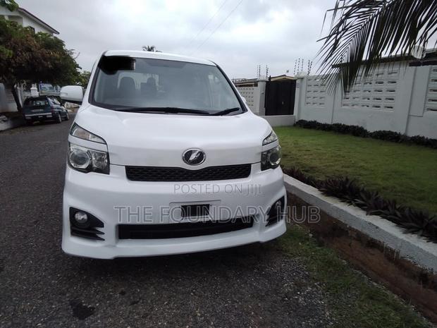 Toyota Voxy X L Edition 4WD 8-Seater 2011 White