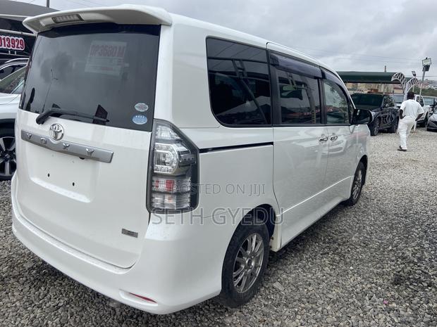 Toyota Voxy 2012 White