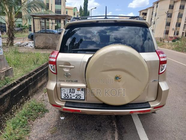 Toyota RAV4 2011 Gold