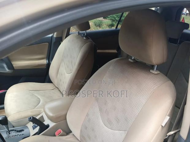 Toyota RAV4 2011 Gold
