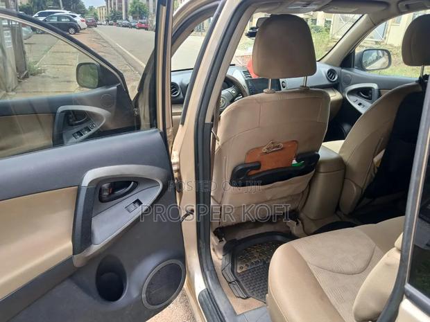 Toyota RAV4 2011 Gold