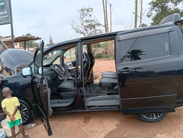 Toyota Voxy V 4WD 7-Seater 2012 Black