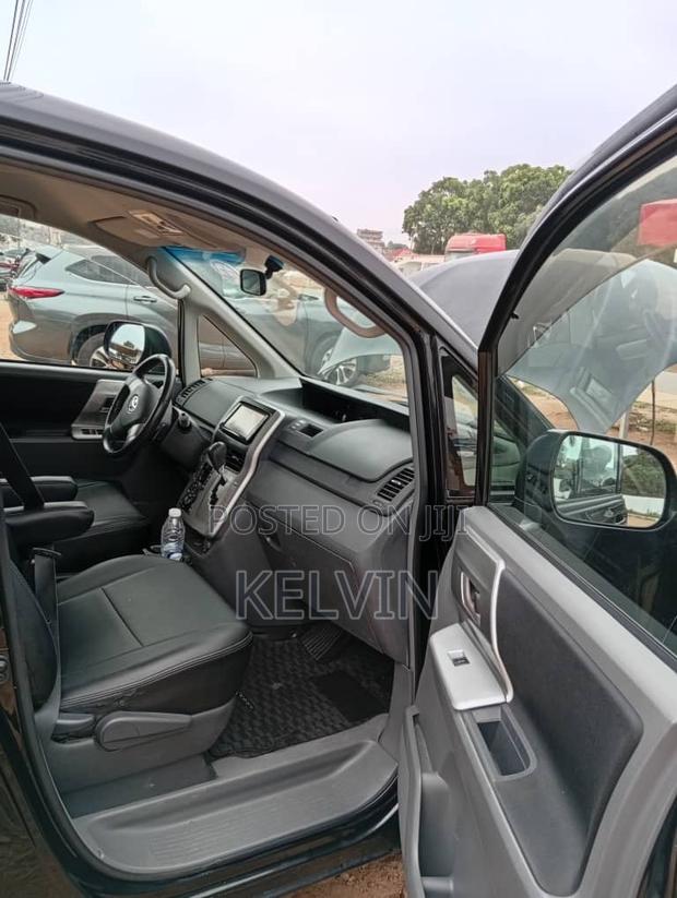 Toyota Voxy V 4WD 7-Seater 2012 Black