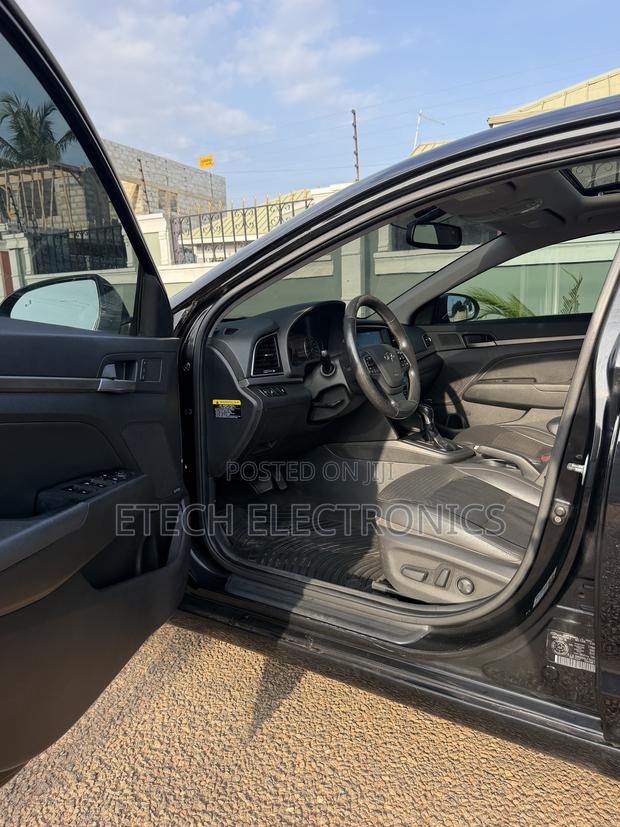 Hyundai Elantra Limited Sedan FWD (2.0L 4cyl 6A) 2017 Black