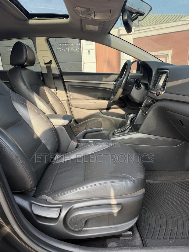 Hyundai Elantra Limited Sedan FWD (2.0L 4cyl 6A) 2017 Black