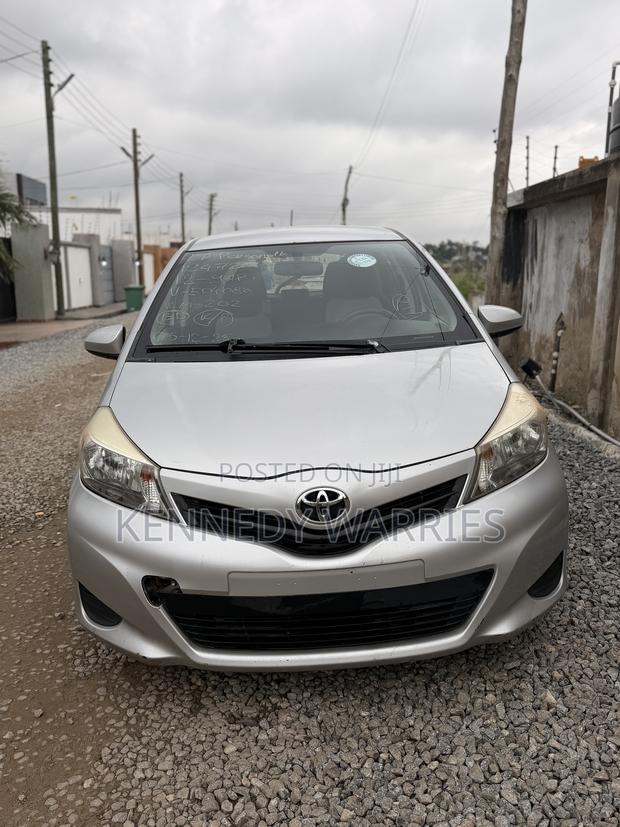 Toyota Yaris LE Hatchback 5dr 2012 Silver