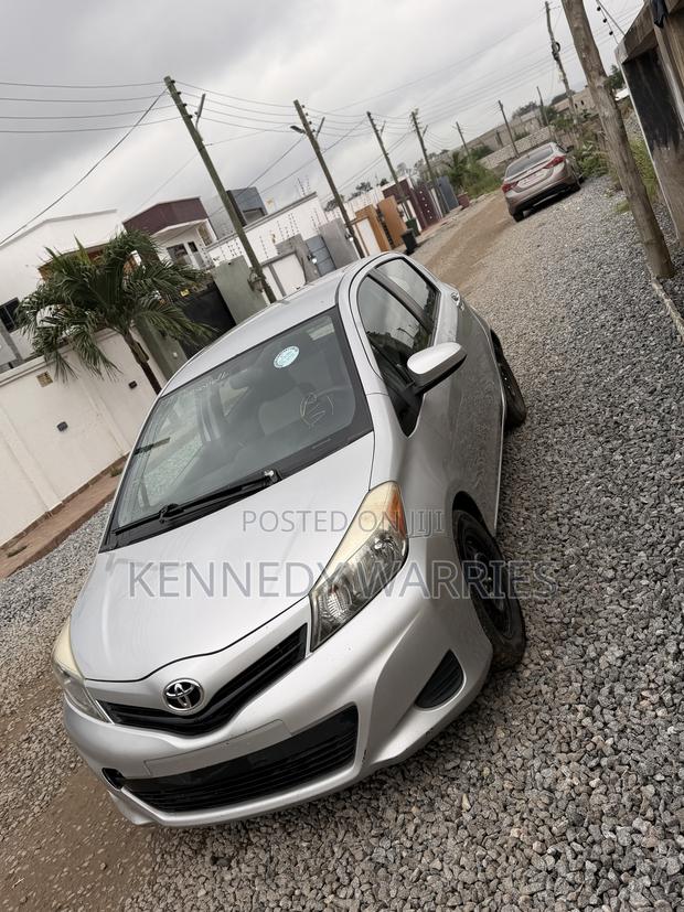 Toyota Yaris LE Hatchback 5dr 2012 Silver