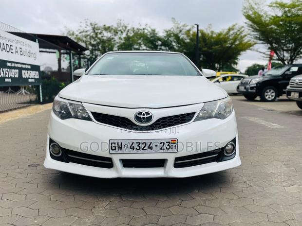 Toyota Camry SE 4dr Sedan (2.5L 4cyl 6A) 2013 White