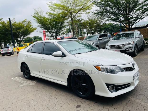 Toyota Camry SE 4dr Sedan (2.5L 4cyl 6A) 2013 White