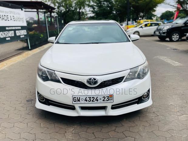Toyota Camry SE 4dr Sedan (2.5L 4cyl 6A) 2013 White