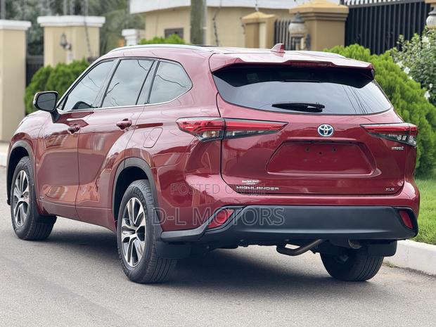 Toyota Highlander XLE 2022 Red