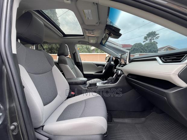 Toyota RAV4 XLE 2021 Gray