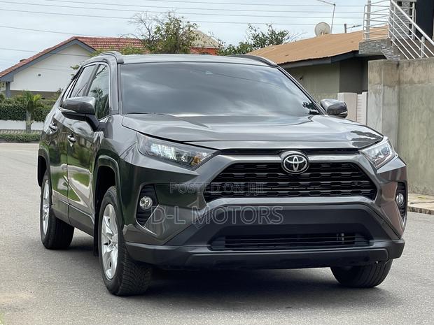 Toyota RAV4 XLE 2021 Gray