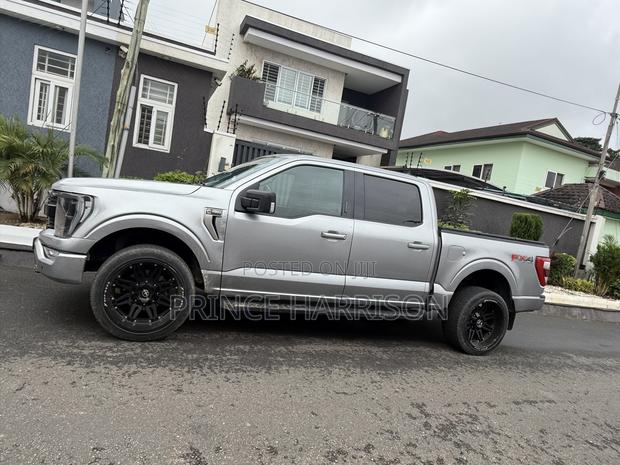 Ford F-150 XLT 2022 Silver