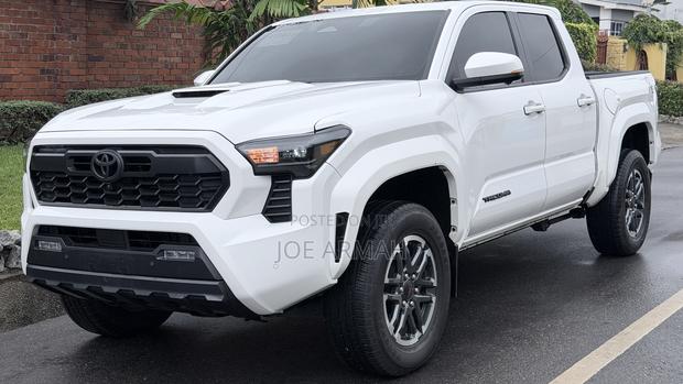 Toyota Tacoma 2024 White