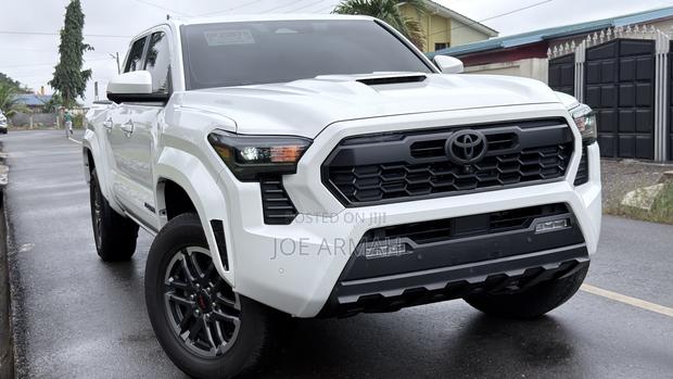 Toyota Tacoma 2024 White