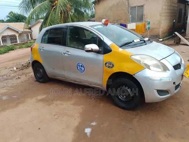 Toyota Vitz 2010 Silver