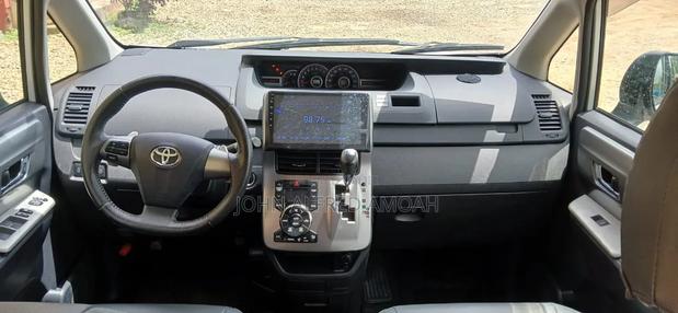 Toyota Vitz 2010 Silver