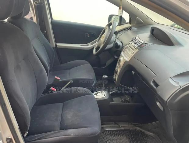 Toyota Vitz 2010 Silver