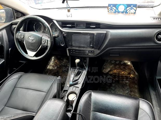 Toyota Corolla XLE (1.8L 4cyl 2A) 2018 Gray