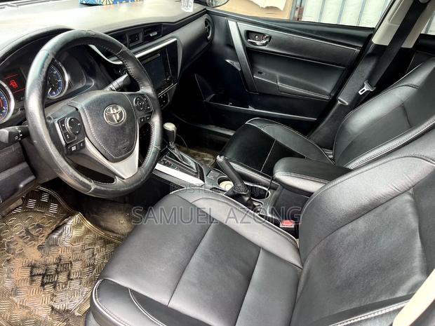 Toyota Corolla XLE (1.8L 4cyl 2A) 2018 Gray