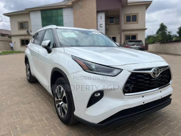 Toyota Highlander XLE AWD 2023 White