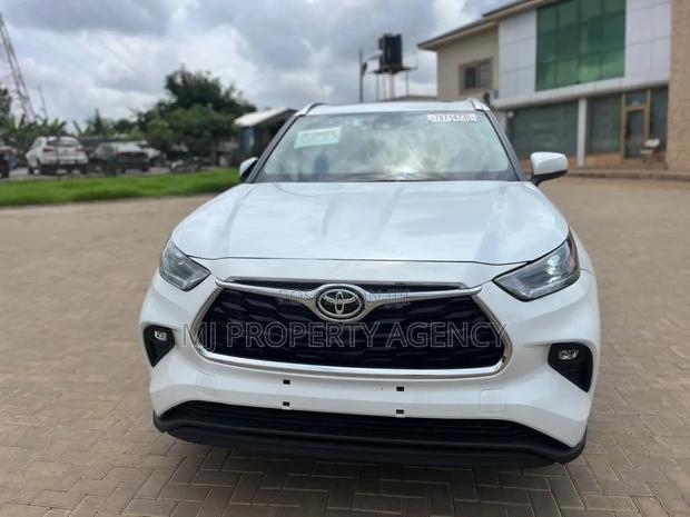 Toyota Highlander XLE AWD 2023 White