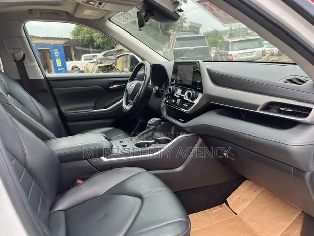 Toyota Highlander XLE AWD 2023 White