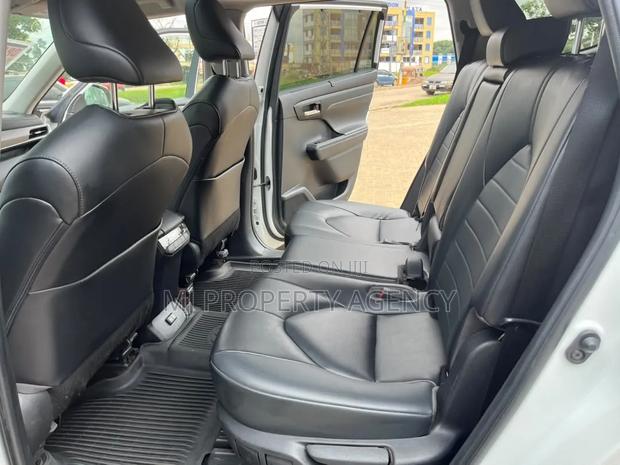 Toyota Highlander XLE AWD 2023 White