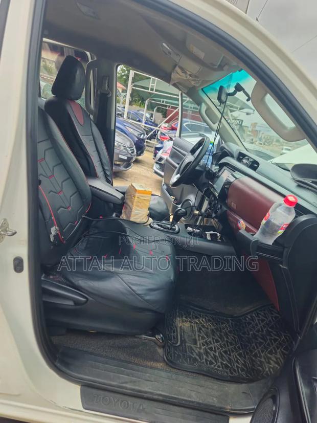 Toyota Hilux 2022 White