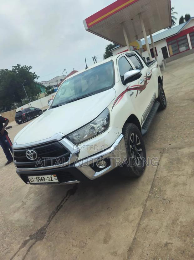 Toyota Hilux 2022 White