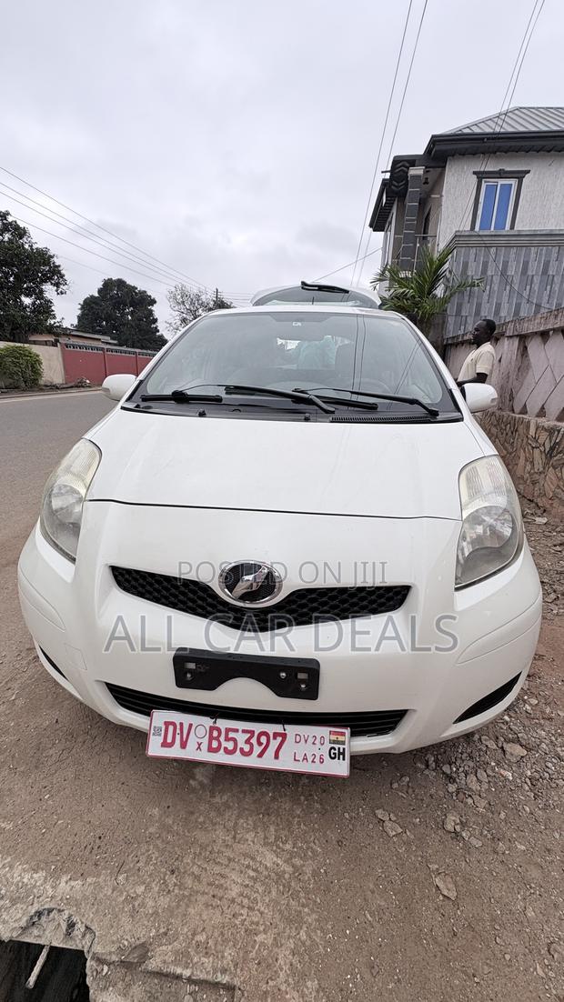 Toyota Vitz 2010 White