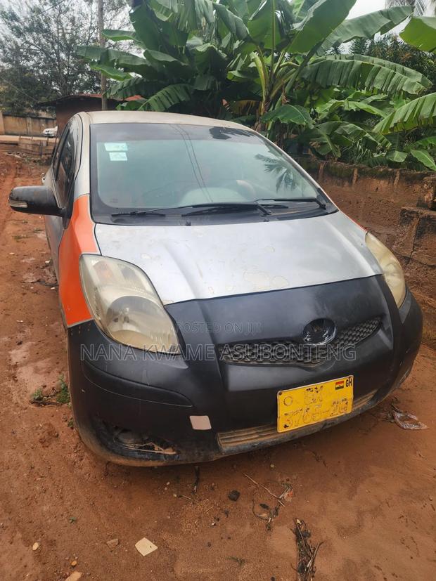 Toyota Vitz 2010 Silver