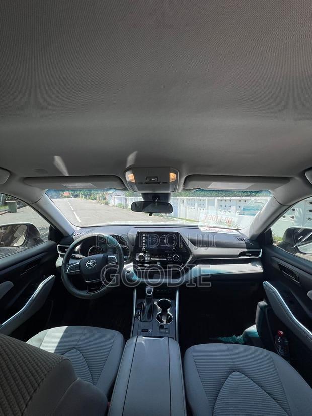 Toyota Highlander LE 2021 White
