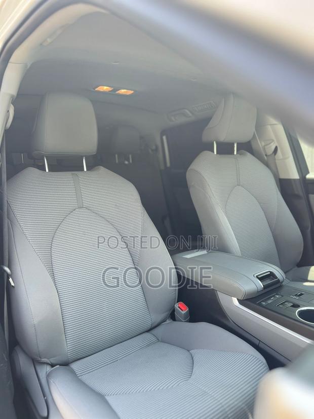 Toyota Highlander LE 2021 White