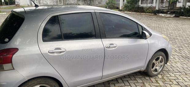 Toyota Vitz 1.3 FWD 5dr 2010 Silver