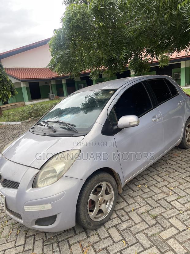Toyota Vitz 1.3 FWD 5dr 2010 Silver