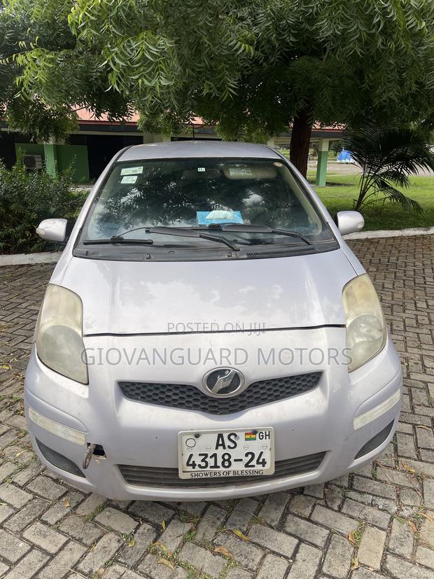 Toyota Vitz 1.3 FWD 5dr 2010 Silver
