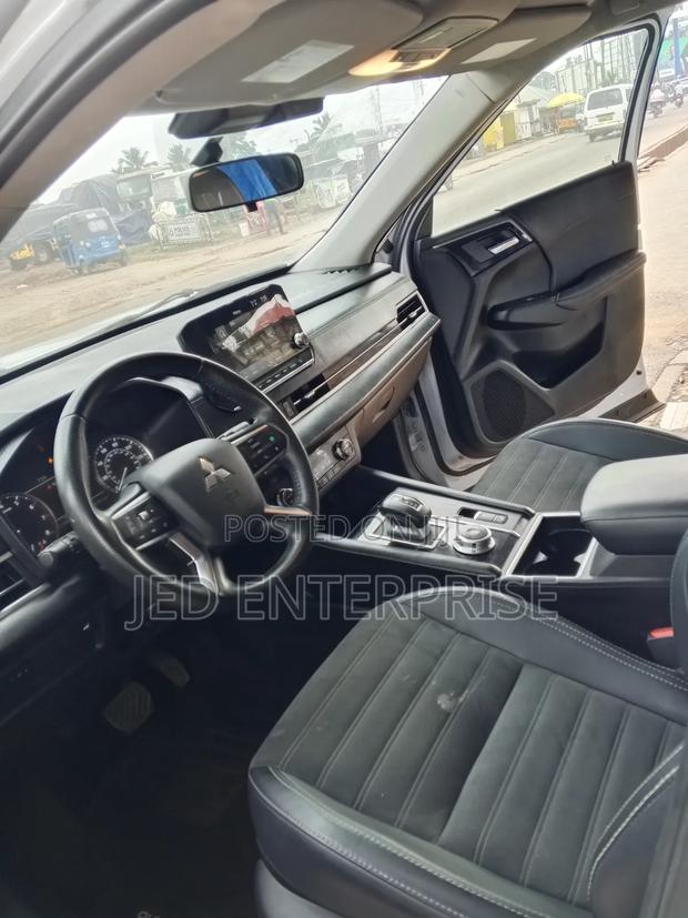 Mitsubishi Outlander 2024 White