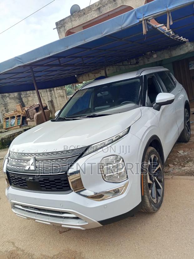 Mitsubishi Outlander 2024 White