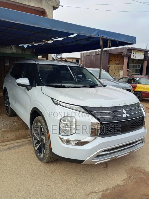 Mitsubishi Outlander 2024 White